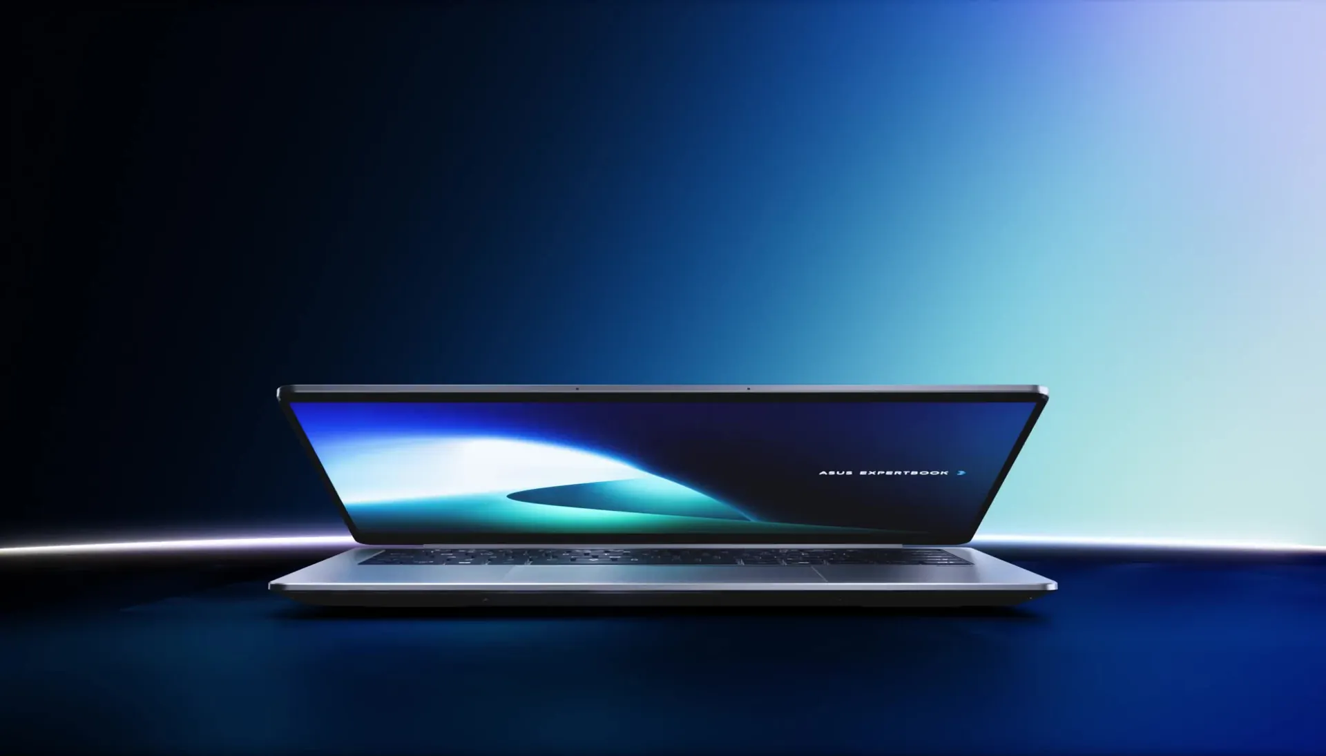 Notebook ASUS ExpertBook P3 de 16 pulgadas abierta sobre fondo azul
