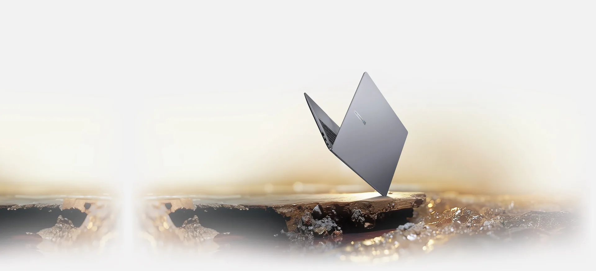 ASUS ExpertBook P3 apoyada sobre una roca