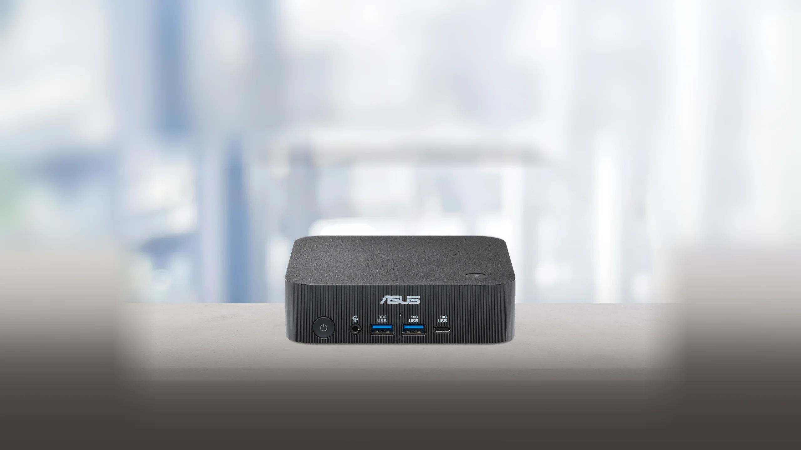 Mini PC ASUS ExpertCenter PN54-S1 sobre un escritorio de oficina