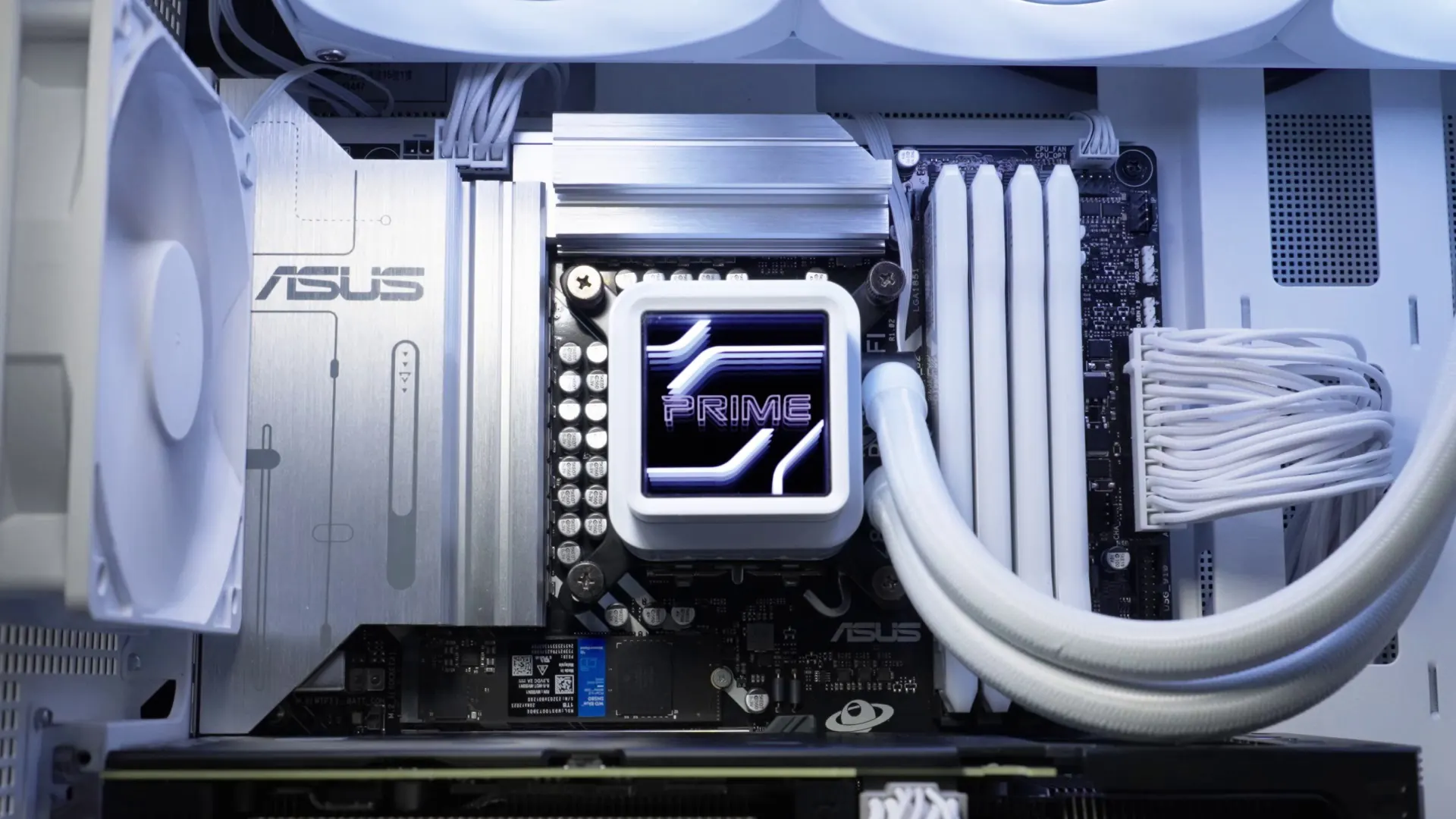 Cooler líquido ASUS PRIME LC 360 ARGB White Edition instalado en un gabinete blanco