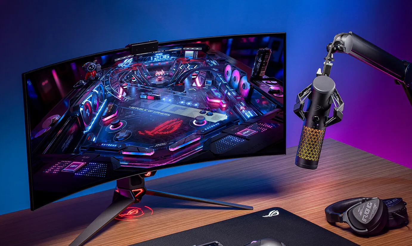 ROG Carnyx negro en un brazo articulado sobre un escritorio gamer