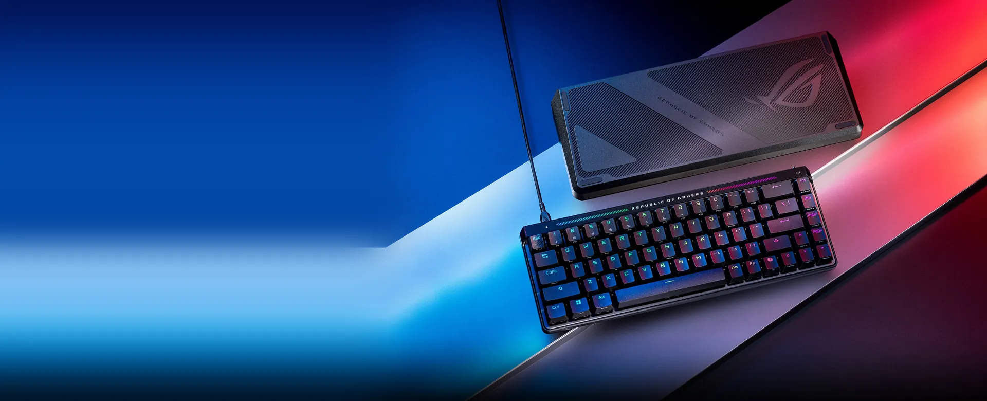 Teclado ASUS ROG Falchion Ace HFX con su funda sobre un fondo de luces rojas y azules