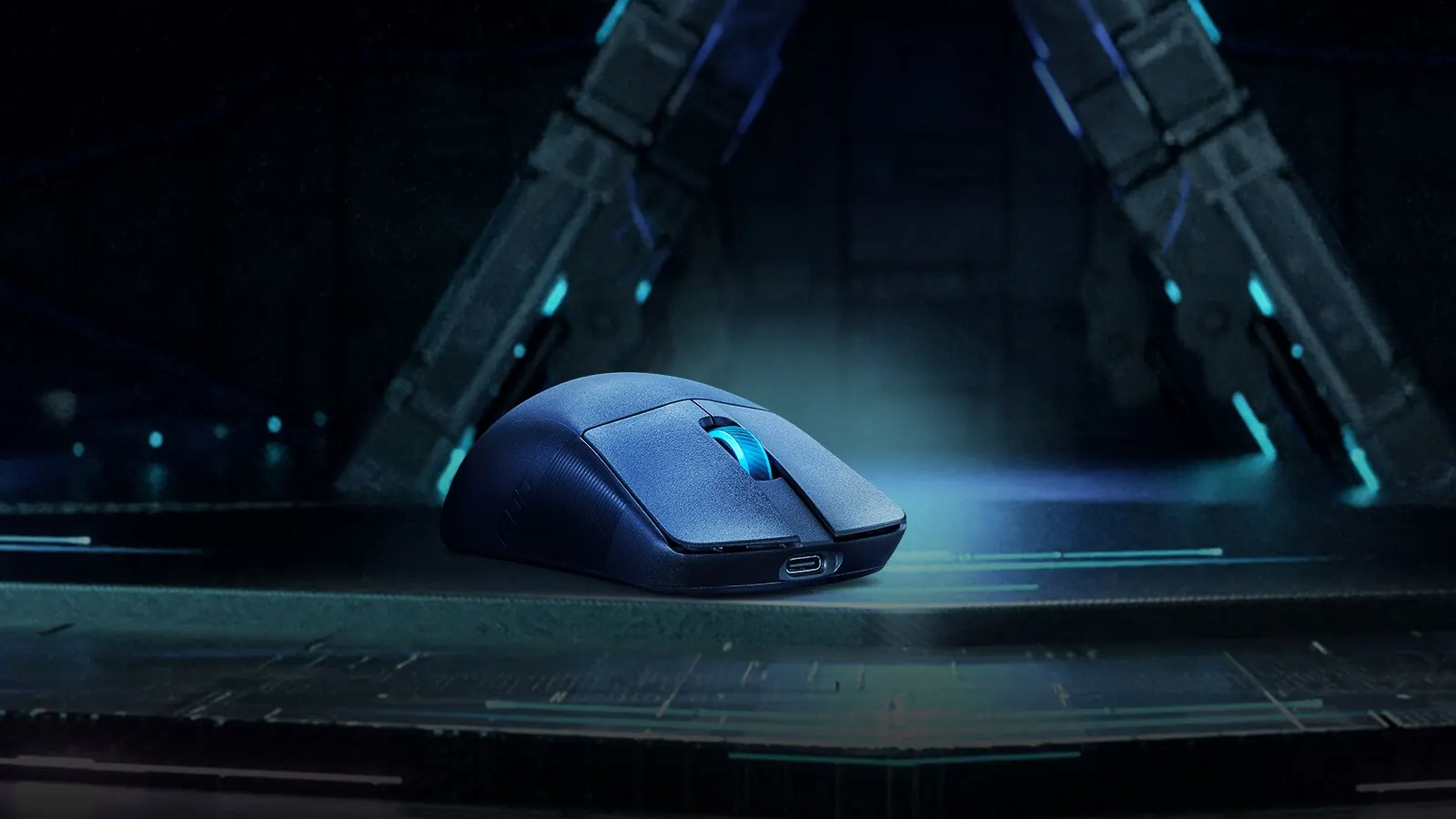 Mouse gamer ASUS ROG Harpe Ace Aim Lab Edition sobre un escenario futurista