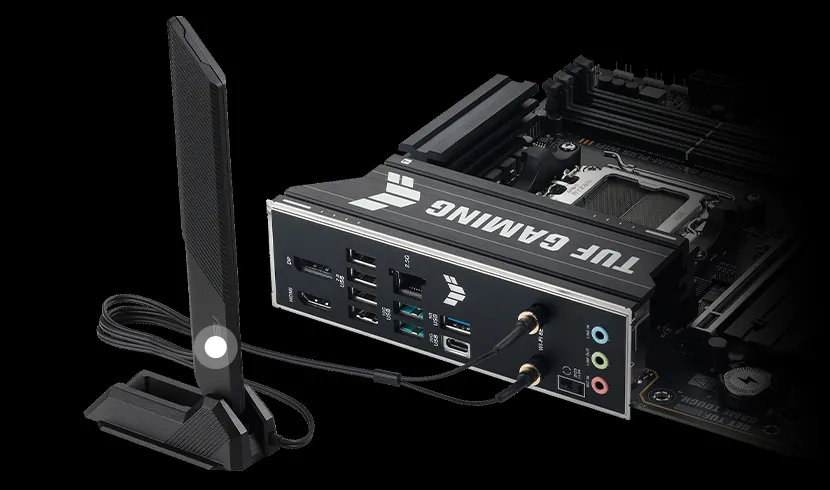 Panel trasero de la TUF Gaming B650EM-Plus WiFi con la antena Q-Antenna