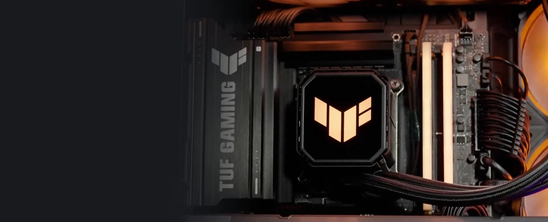 Cooler líquido ASUS TUF Gaming LC III 240 ARGB instalado en un gabinete oscuro