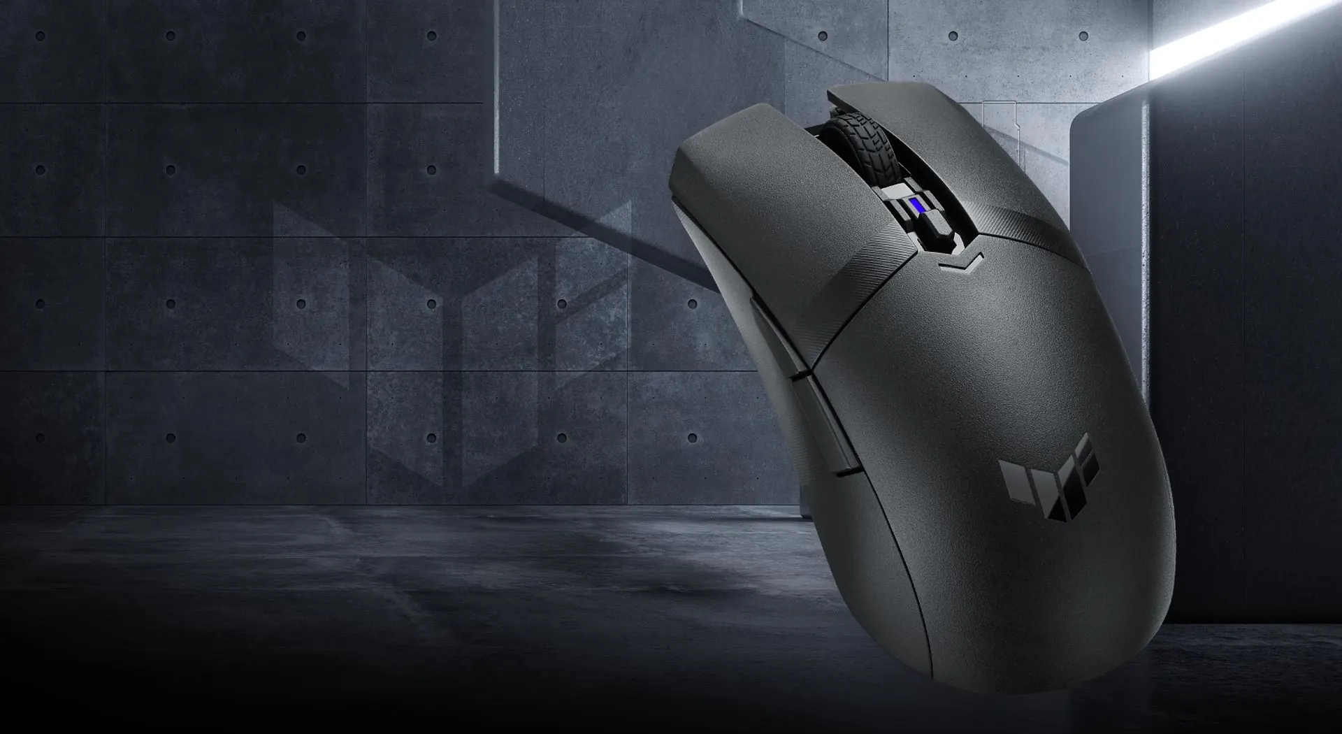 Mouse gamer ASUS TUF Gaming M4 Wireless negro sobre un fondo de hormigón