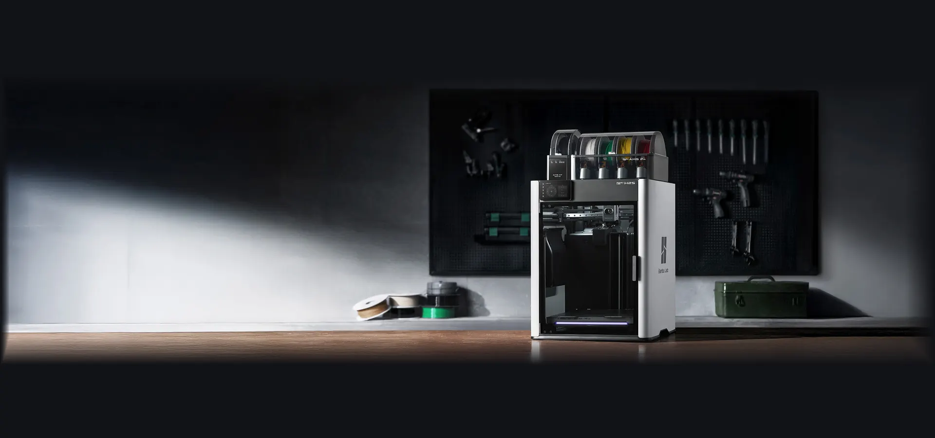 Impresora 3D Bambu Lab H2S con el AMS 2 Pro en un taller