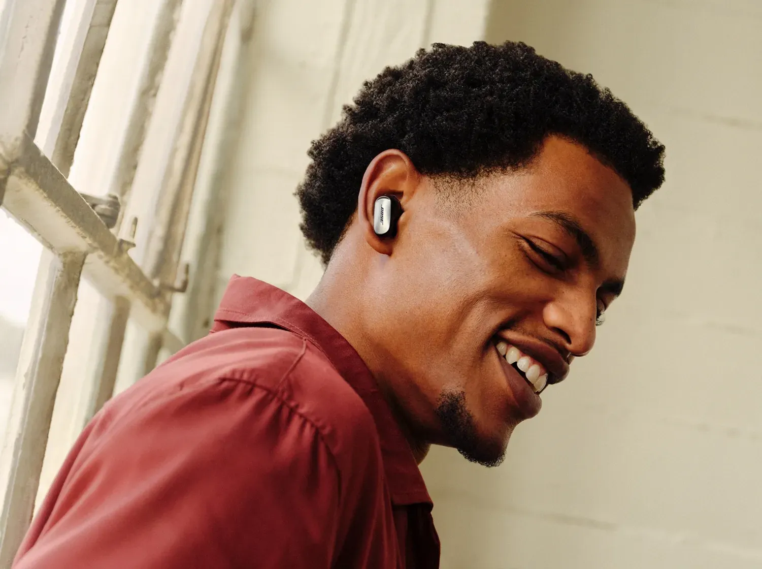 Hombre sonriendo con Bose QuietComfort Ultra Earbuds