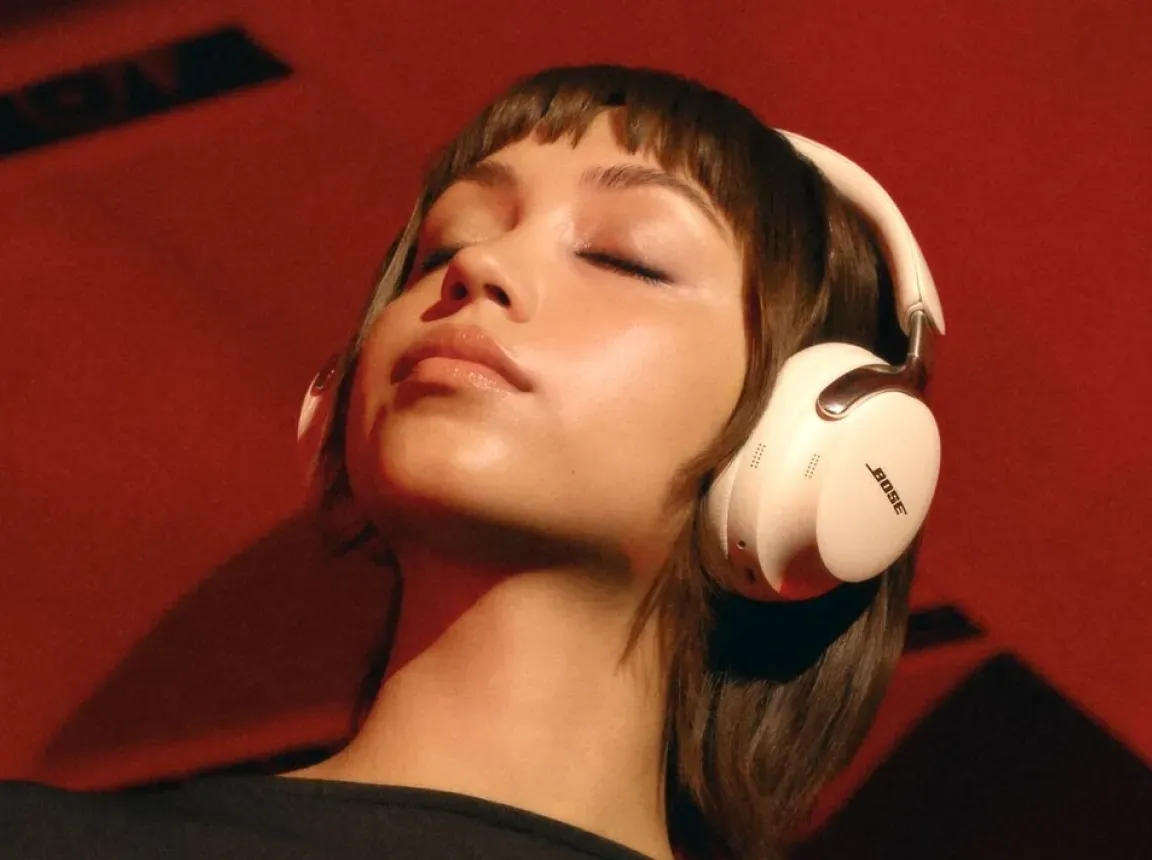 Mujer relajada escuchando música con Bose QuietComfort Ultra Headphones