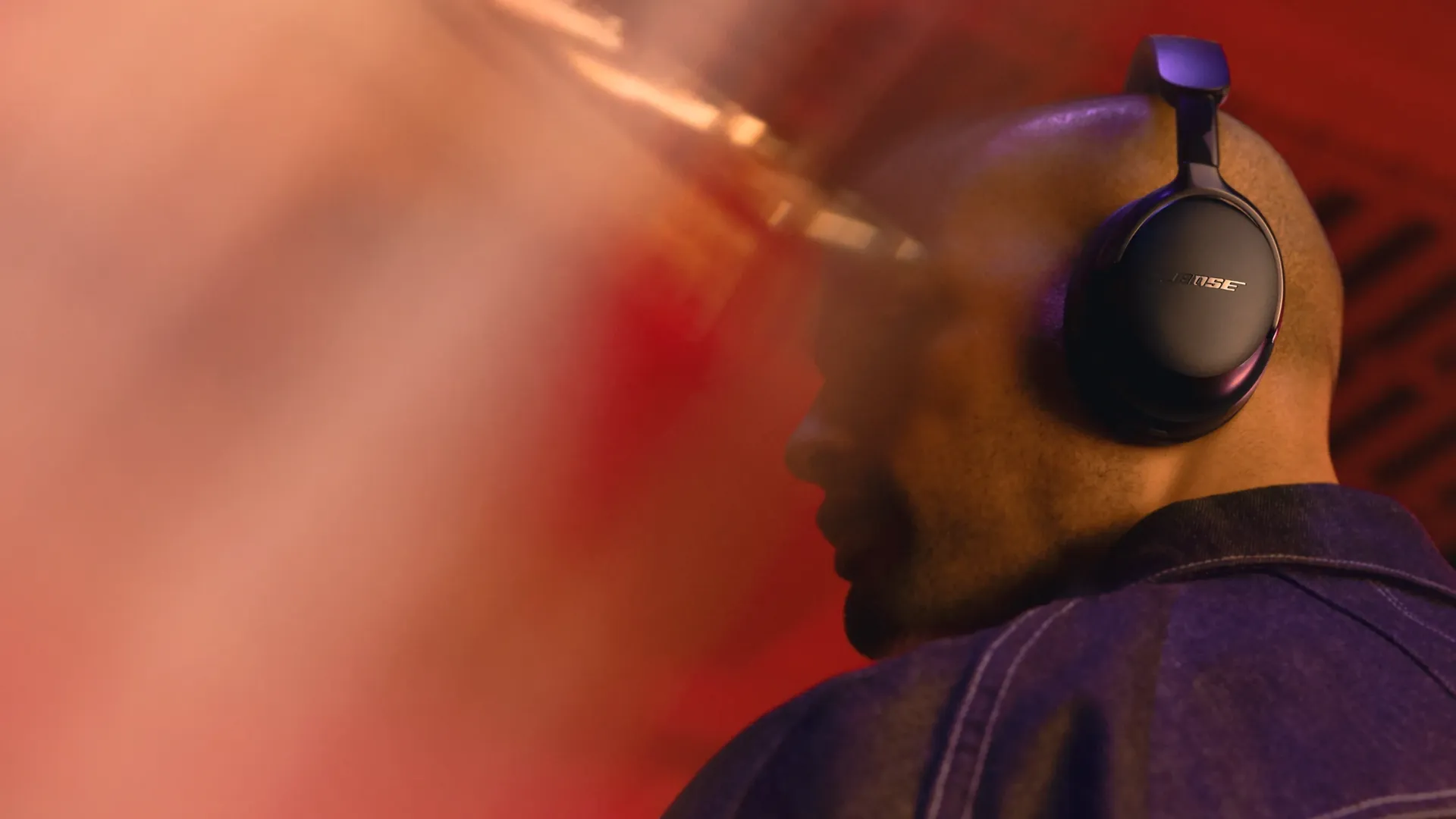 Hombre escuchando con Bose QuietComfort Ultra Headphones negros