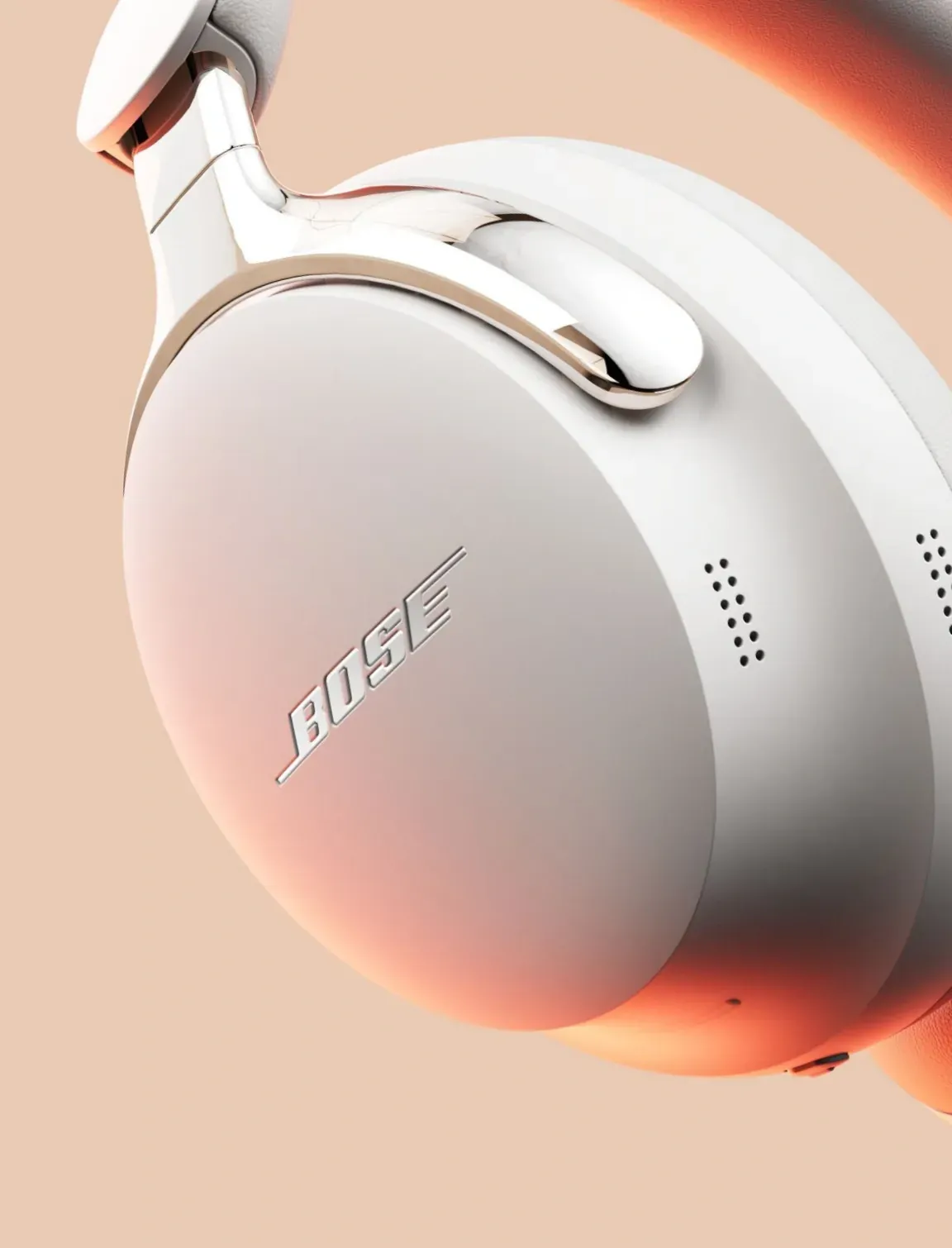 Detalle de metal pulido y logo de los Bose QuietComfort Ultra Headphones blancos