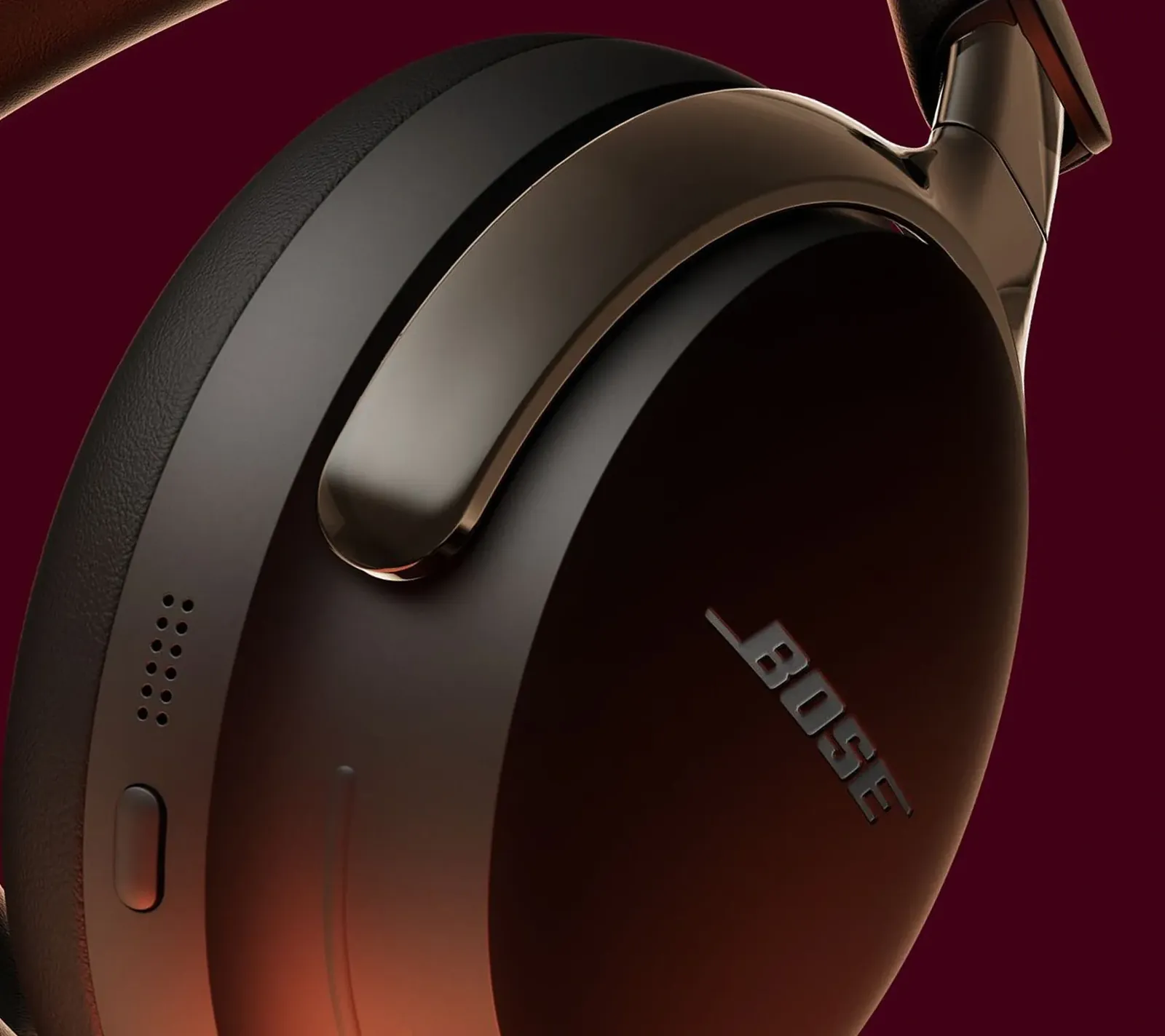 Detalle de metal pulido y logo de los Bose QuietComfort Ultra Headphones negros