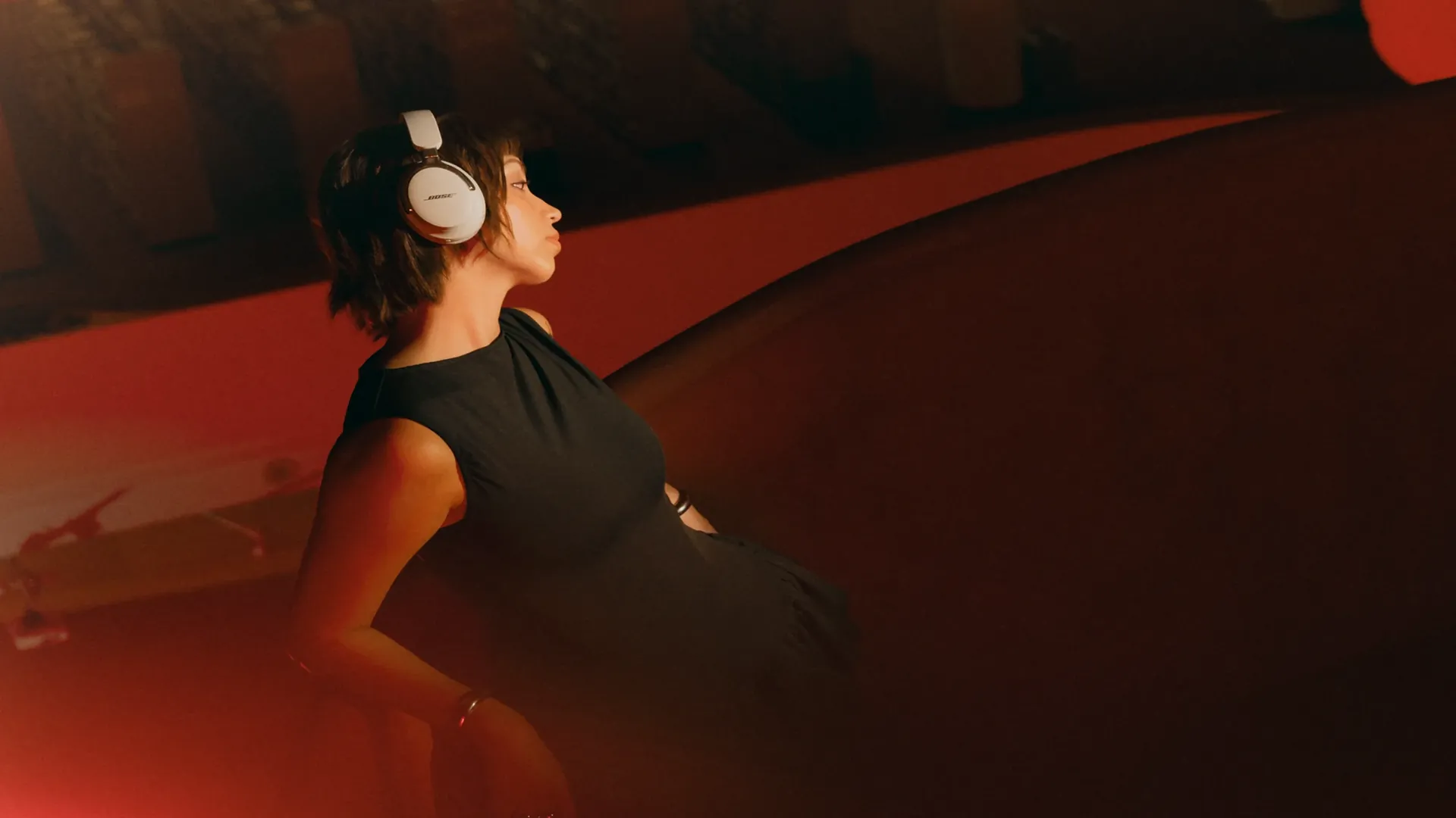 Mujer escuchando música con Bose QuietComfort Ultra Headphones