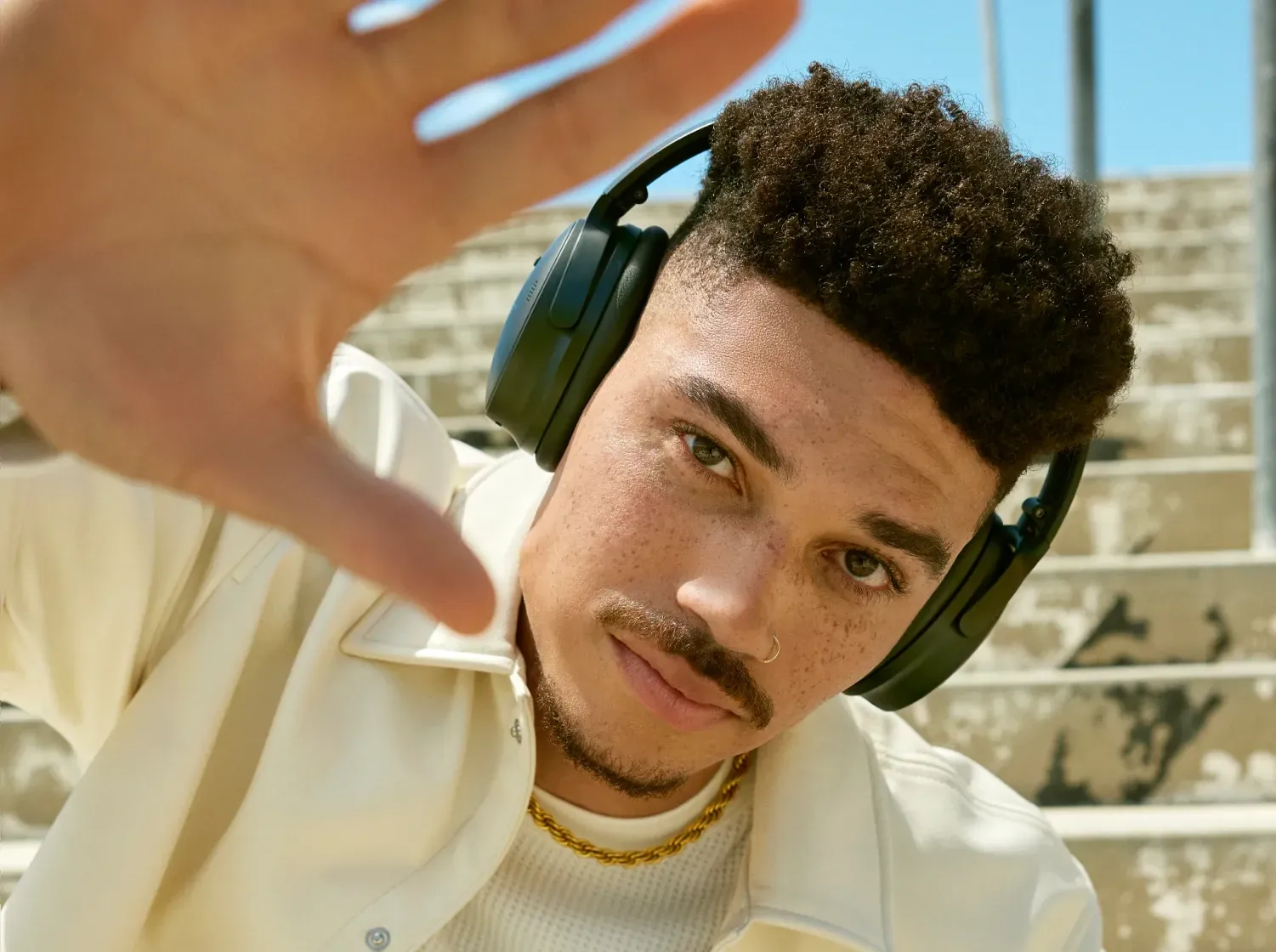 Primer plano de un hombre con Bose QuietComfort Headphones negros