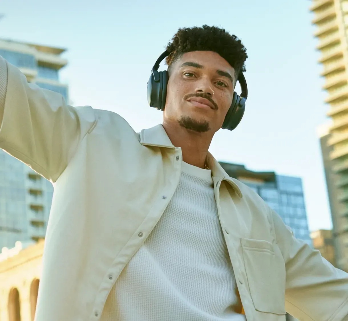 Hombre con Bose QuietComfort Headphones negros al aire libre