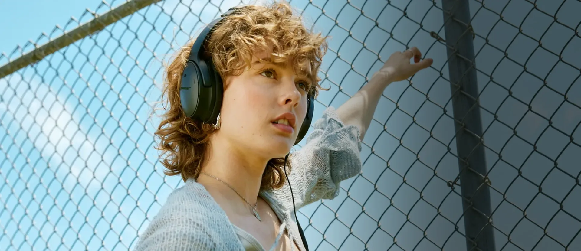 Mujer con Bose QuietComfort Headphones negros en la ciudad