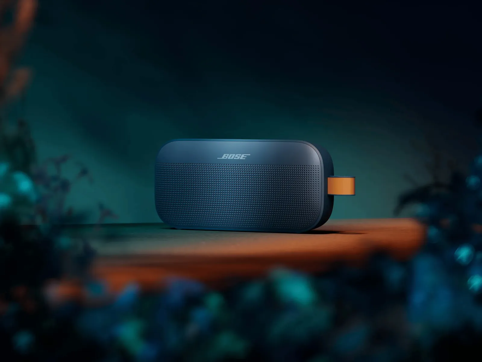 SoundLink Flex (2.ª generación) azul crepúsculo sobre una mesa de noche