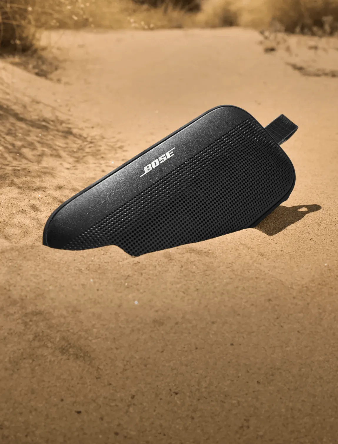 SoundLink Flex (2.ª generación) negro inclinado sobre la arena
