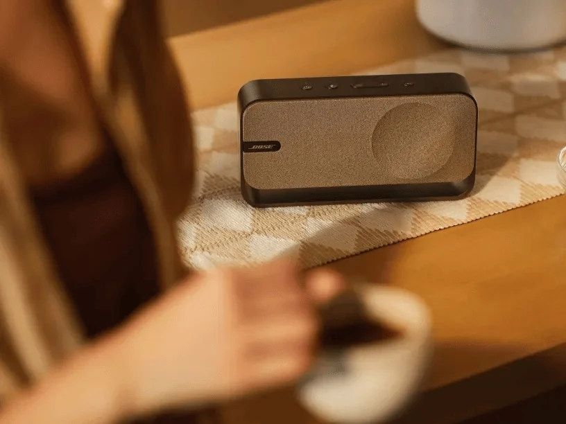 Bose SoundLink Home madera cálida junto a una taza de café