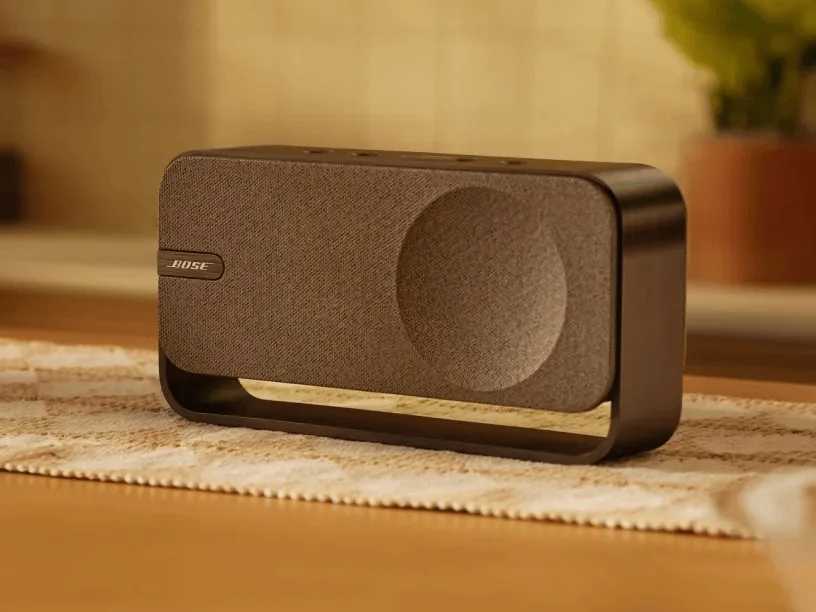Bose SoundLink Home madera cálida sobre una mesa