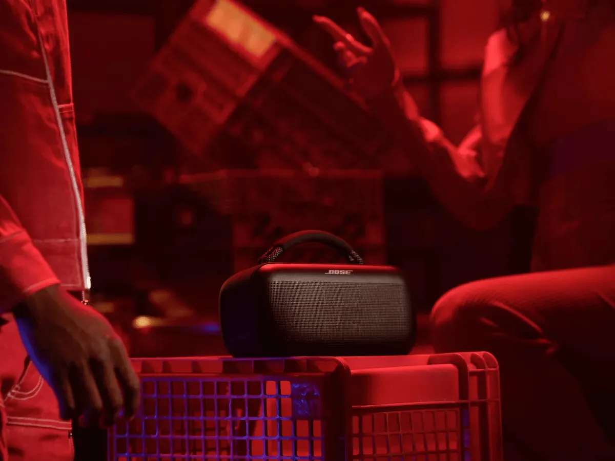 Bose SoundLink Max negro sobre unos cajones en una fiesta