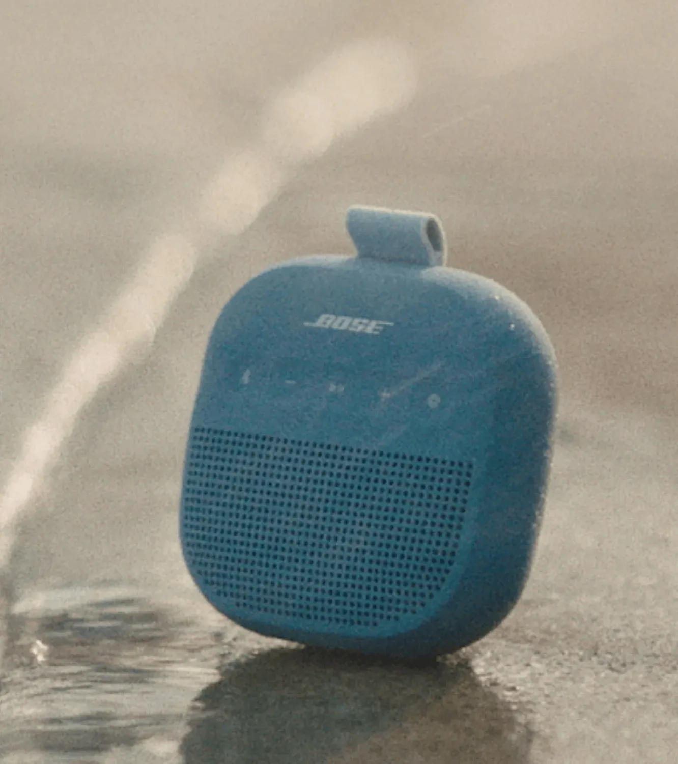SoundLink Micro (2.ª generación) azul atardecer sobre el piso mojado