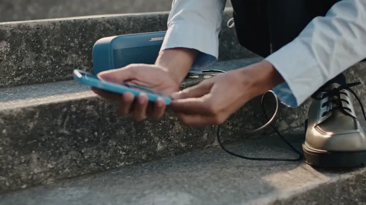 Celular cargándose con un cable conectado al SoundLink Plus