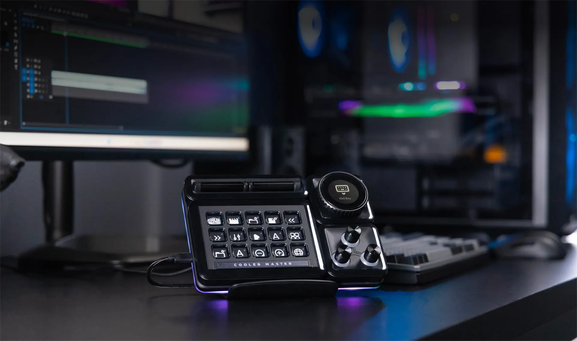 Controlador modular Cooler Master MasterHUB sobre un escritorio con teclas con pantalla, perillas y rollers