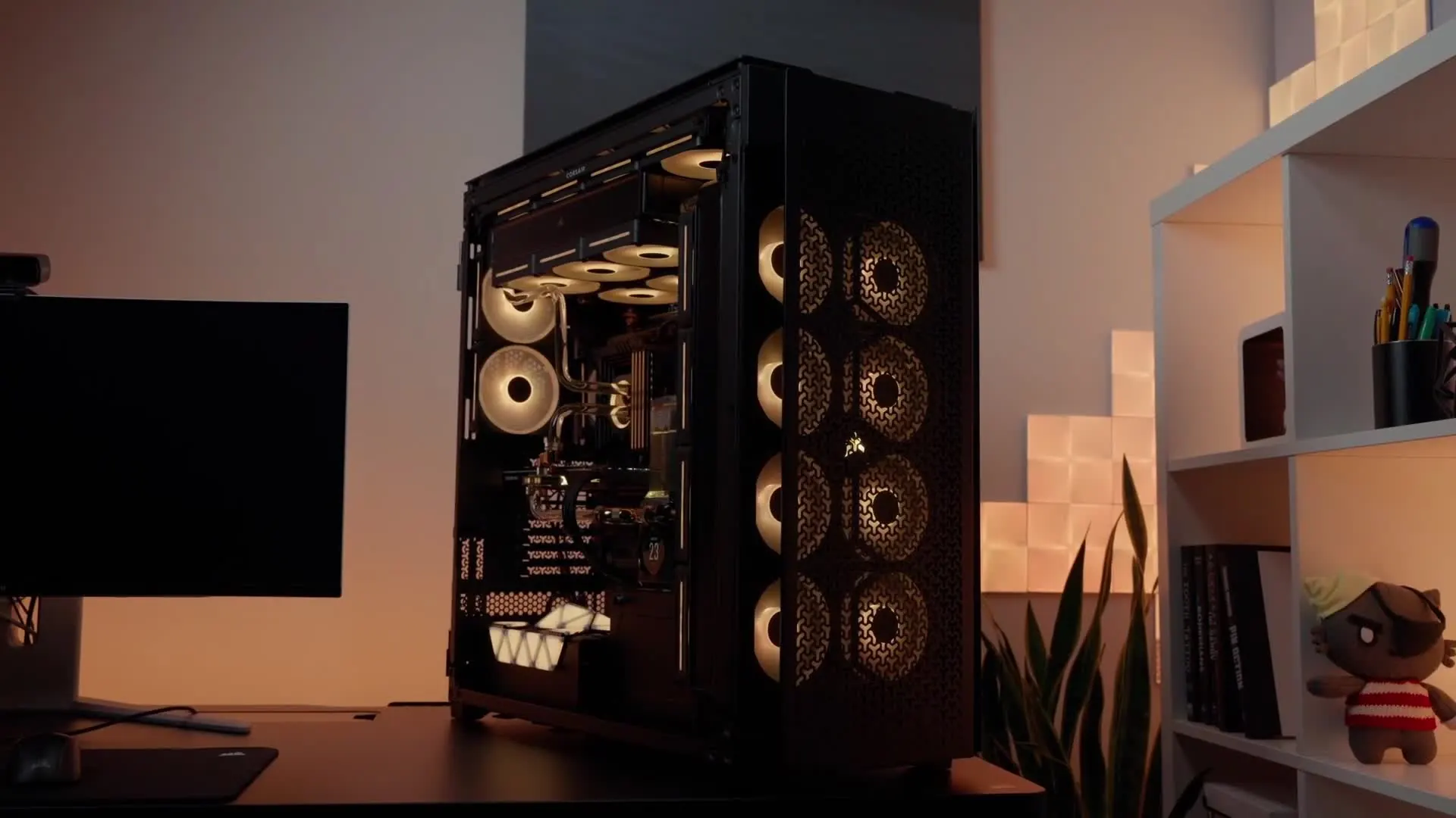 Gabinete supertorre Corsair 9000D RGB AIRFLOW armado sobre un escritorio
