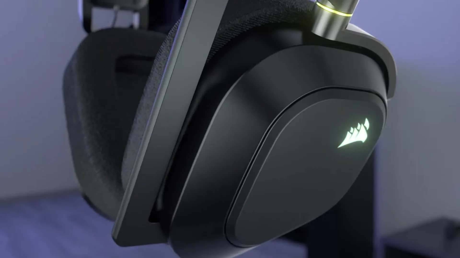 Auricular gamer Corsair HS80 RGB Wireless carbón, detalle de la almohadilla y el logo iluminado