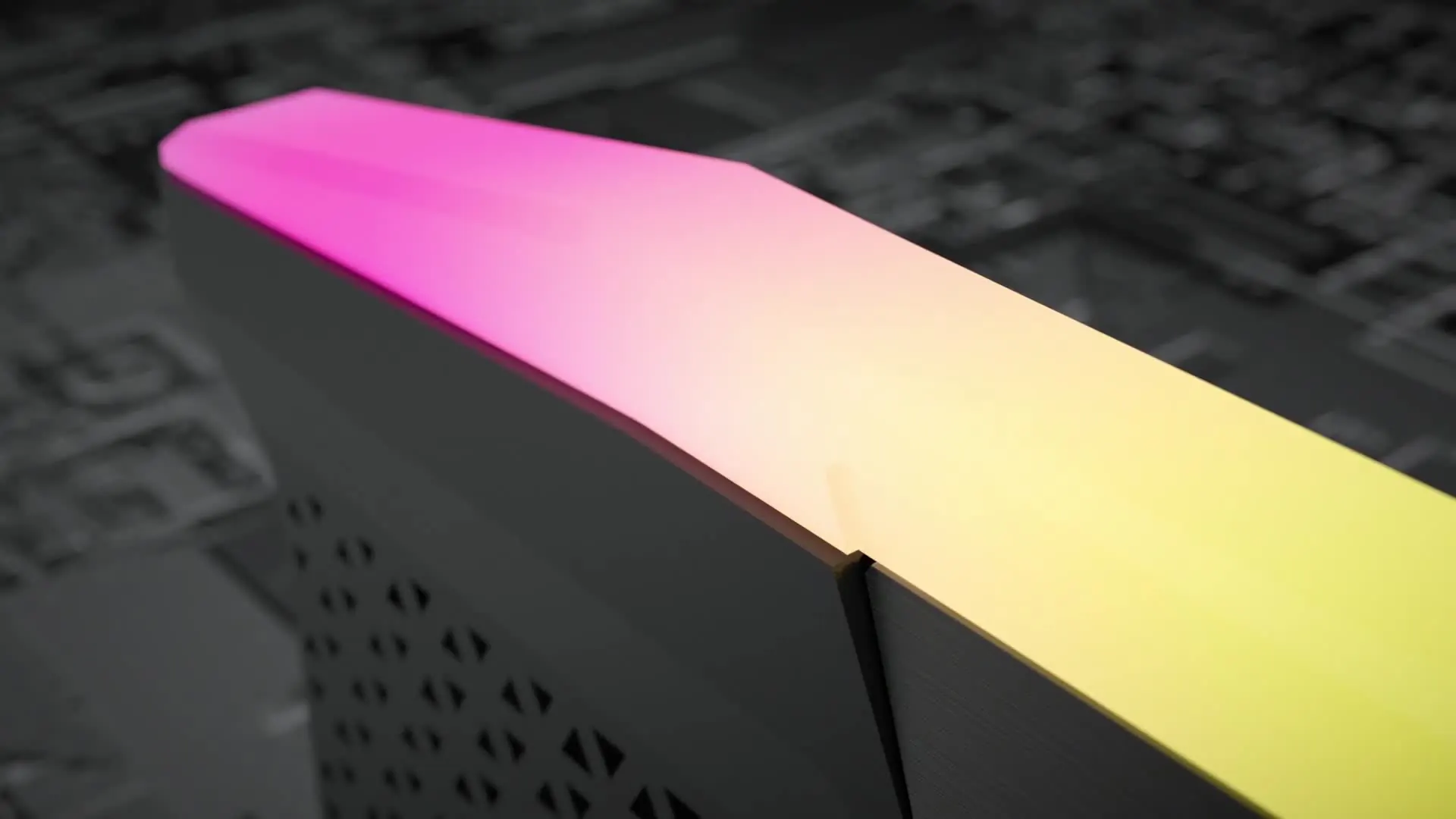 Detalle de la barra de luz RGB de un módulo de memoria Corsair VENGEANCE RGB DDR5