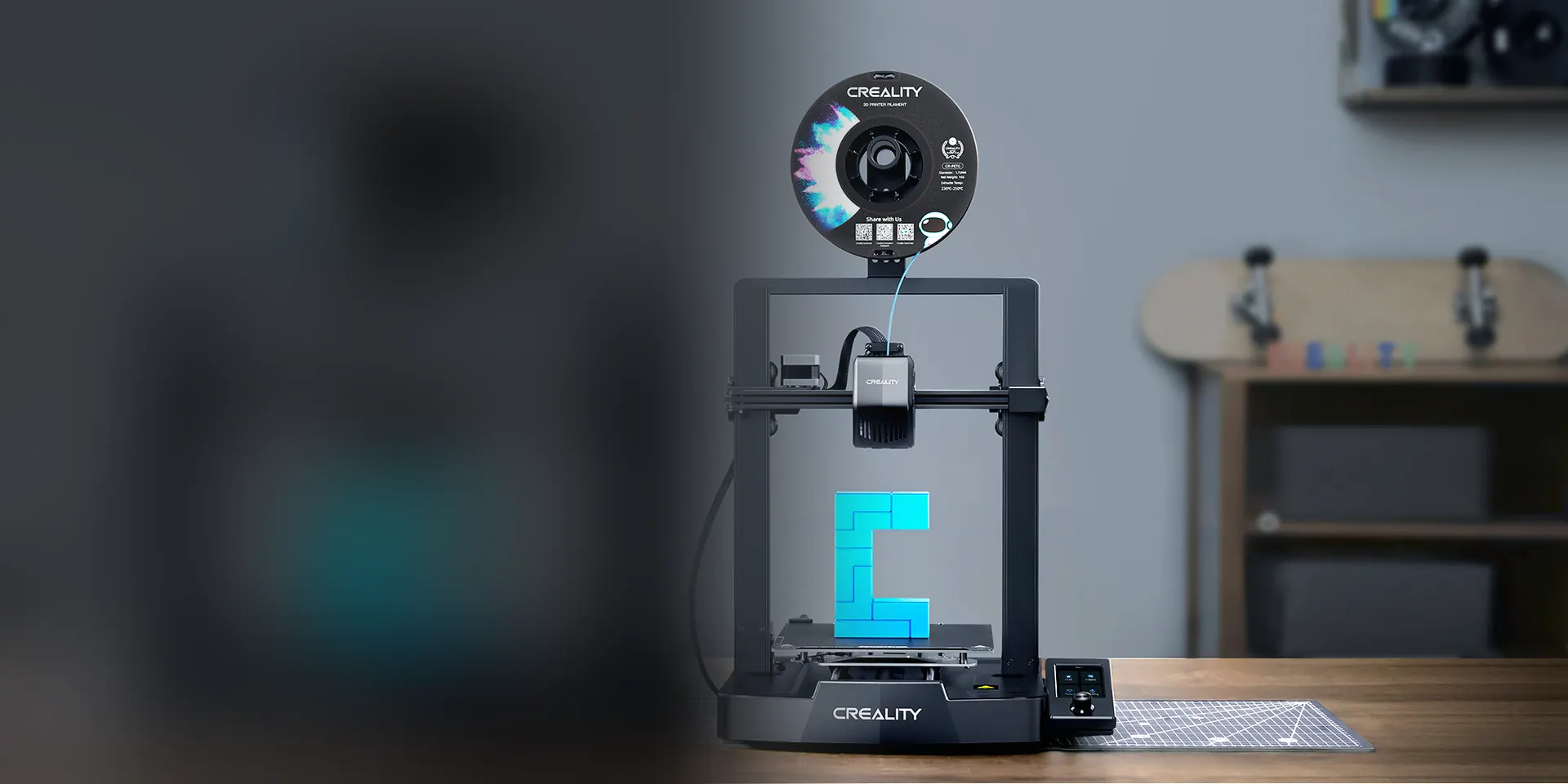 Impresora 3D Creality Ender-3 V3 SE con un modelo azul impreso
