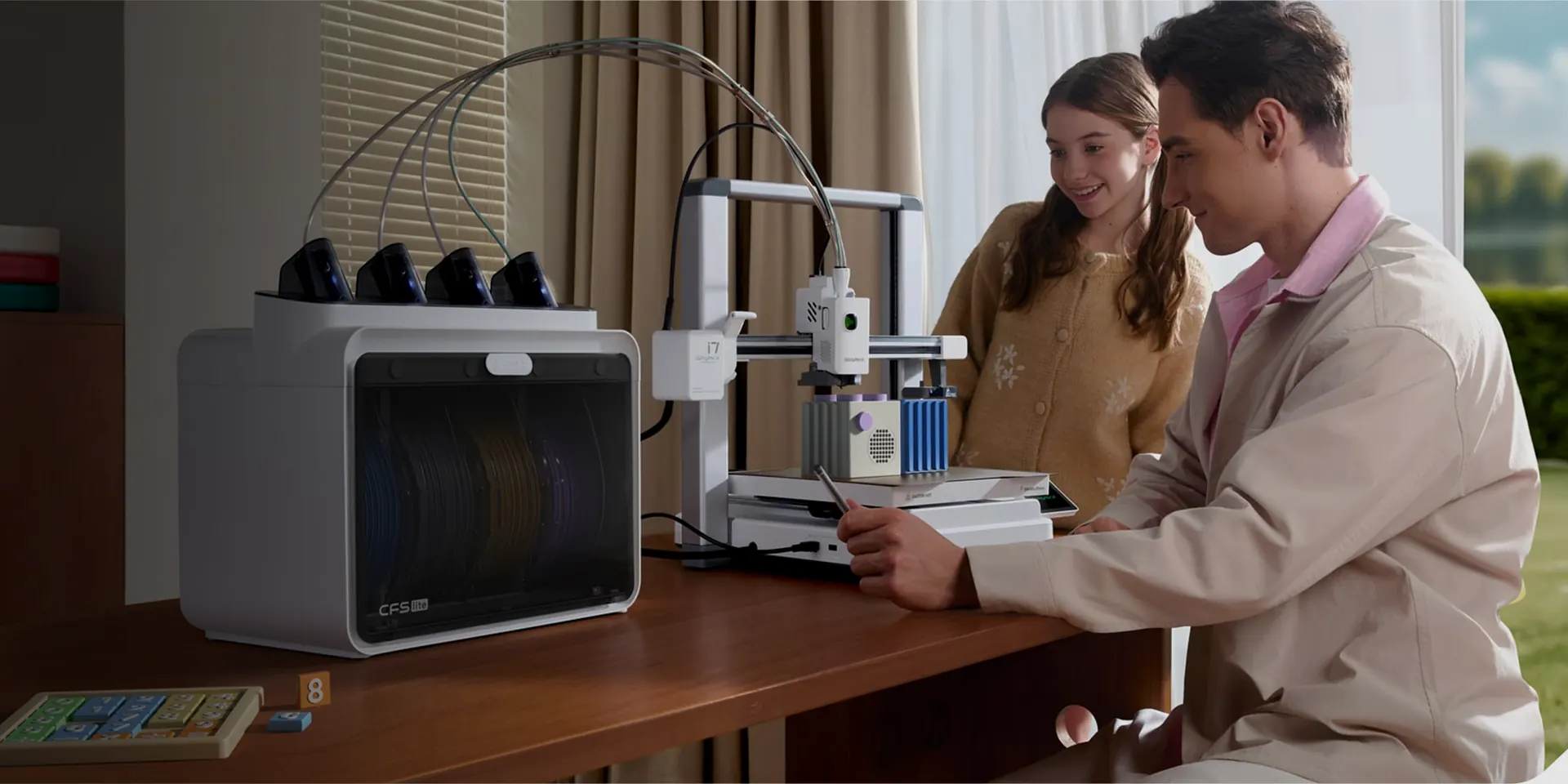 Impresora 3D Creality SPARKX i7 Color Combo con su CFS Lite sobre un escritorio