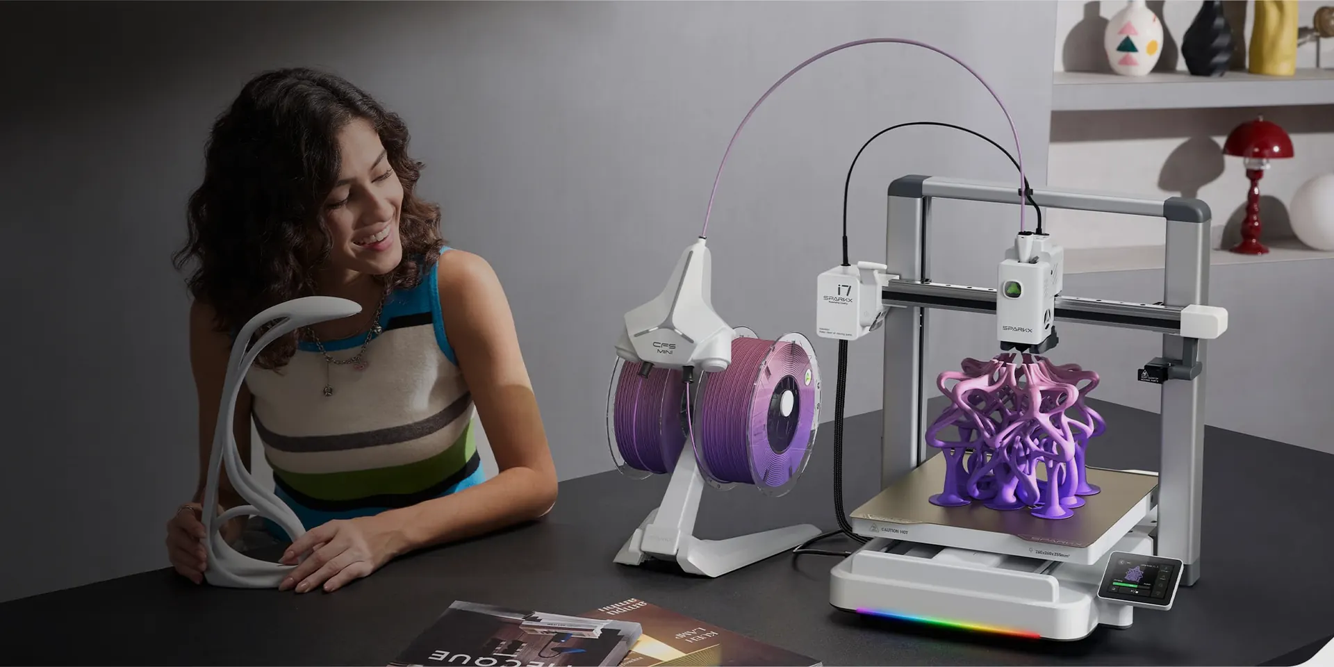 Impresora 3D Creality SPARKX i7 con un modelo morado impreso