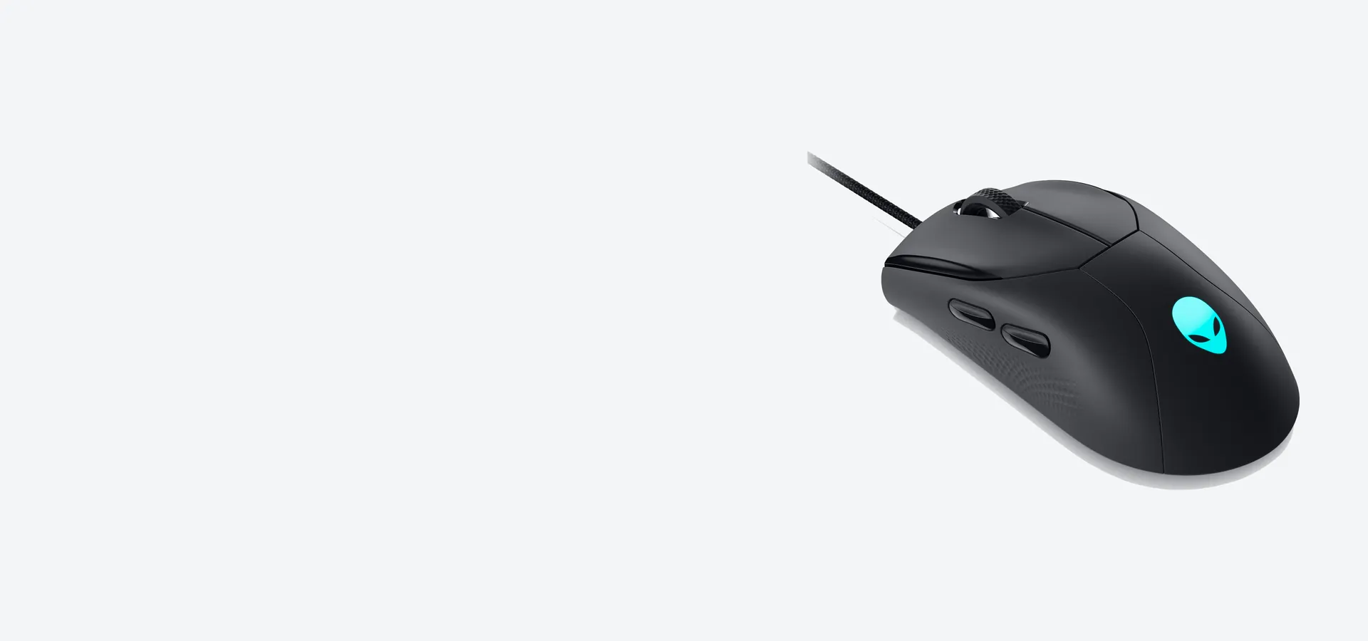 Mouse gaming Alienware AW320M negro con cable, visto en perspectiva con el logo iluminado