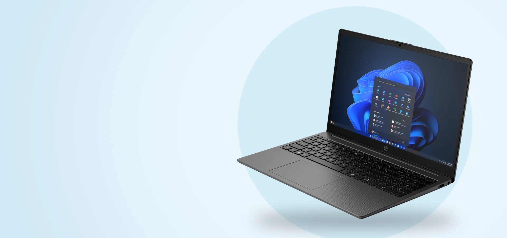 Notebook HP 250R G10 de 15,6 pulgadas abierta, vista en perspectiva