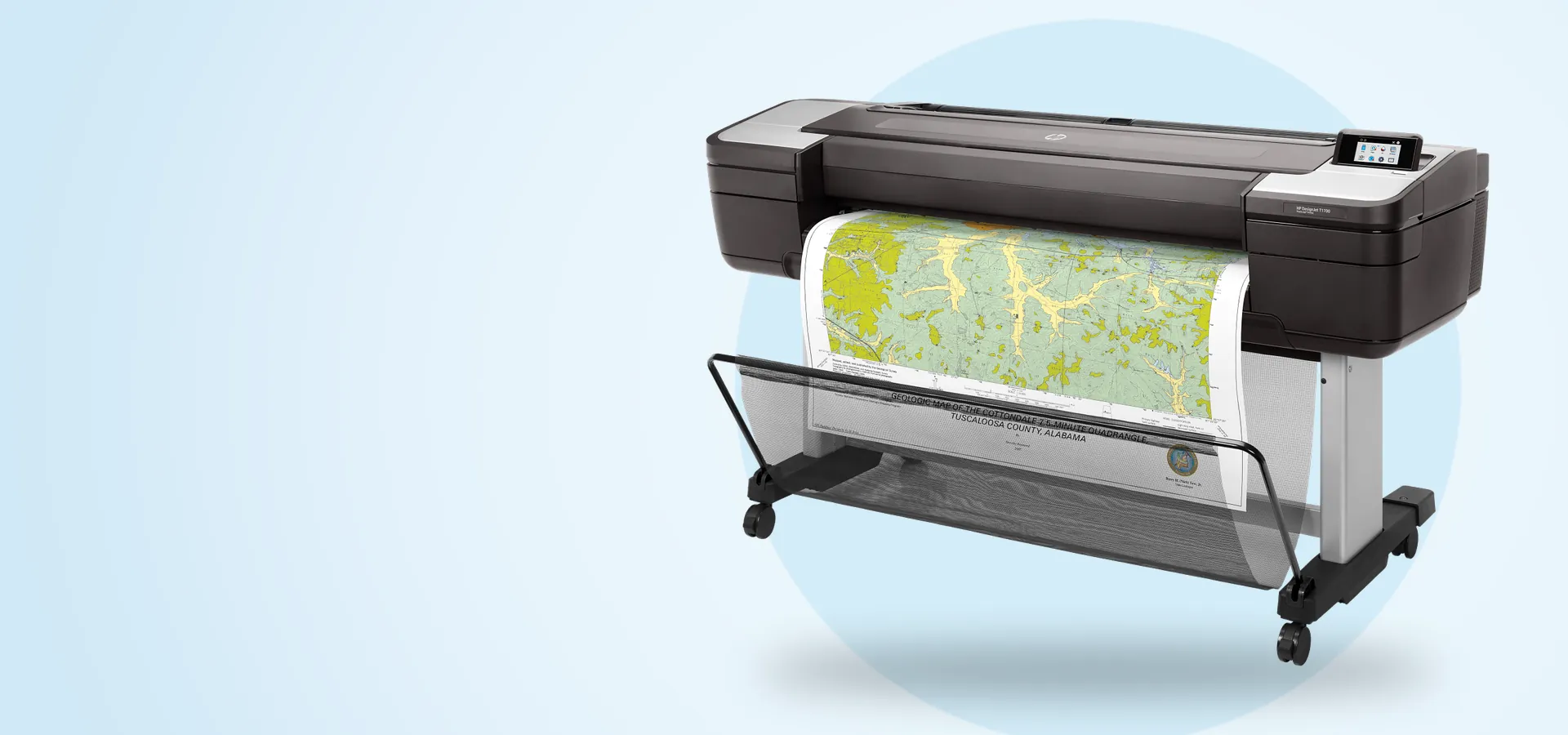 Plotter HP DesignJet T1700 PostScript de 44 pulgadas con un mapa impreso, vista en perspectiva