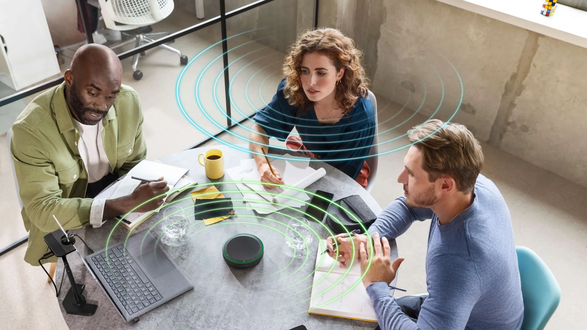 Reunión alrededor de una mesa con el Jabra Speak2 75