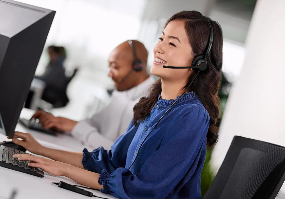 Agente de atención al cliente cómoda con el Jabra Engage 40