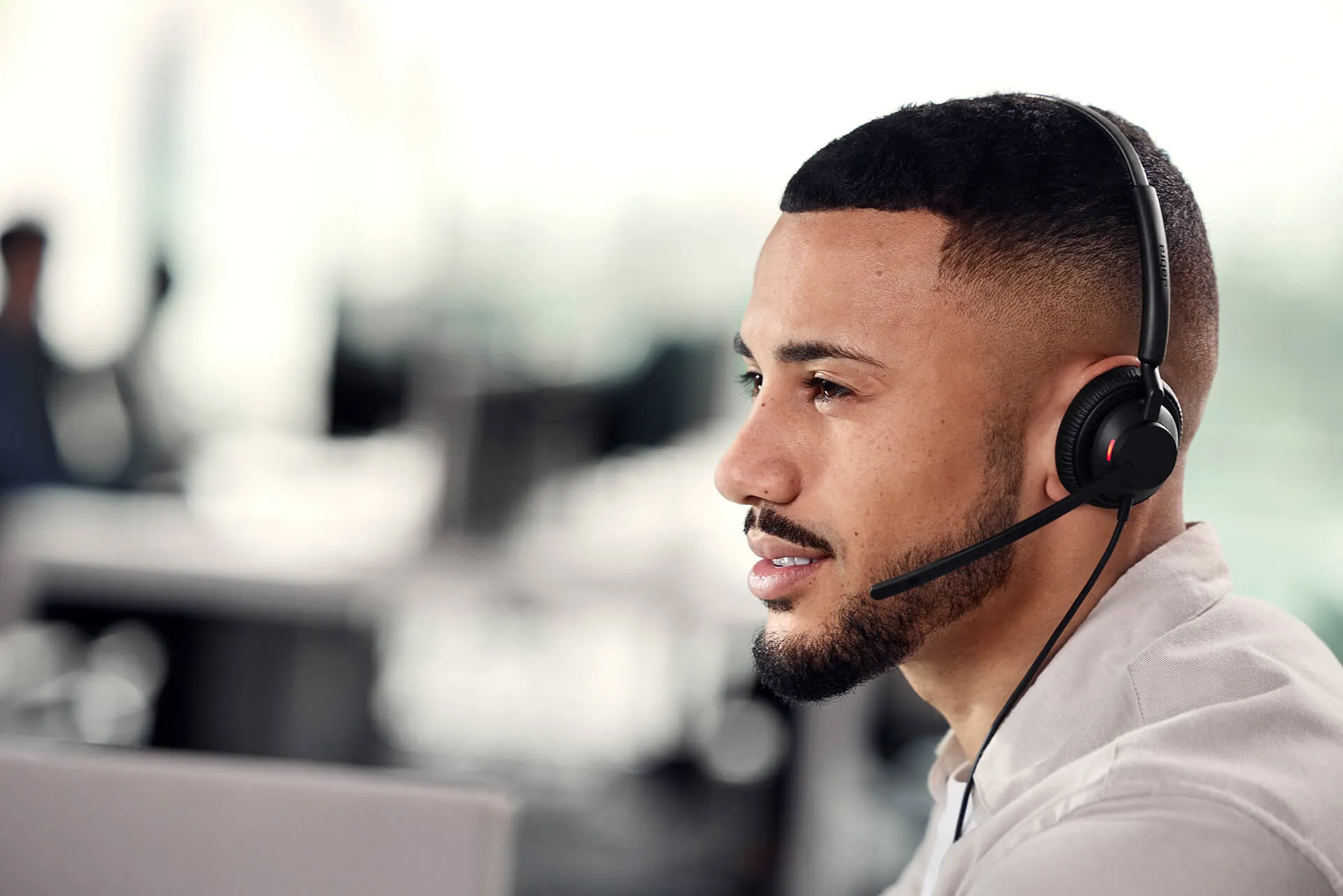 Agente de atención al cliente con el auricular Jabra Engage 40