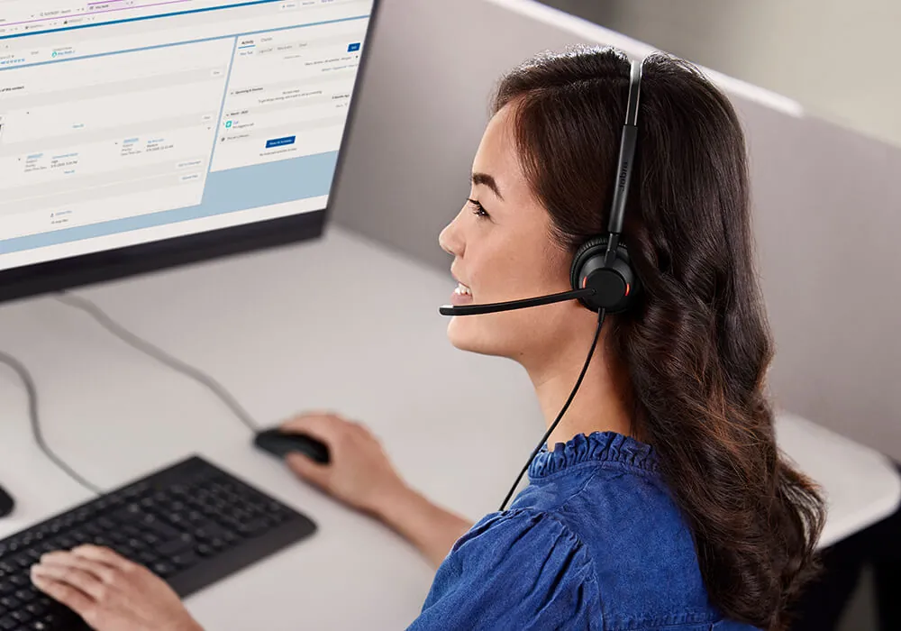 Agente hablando con el micrófono del Jabra Engage 40