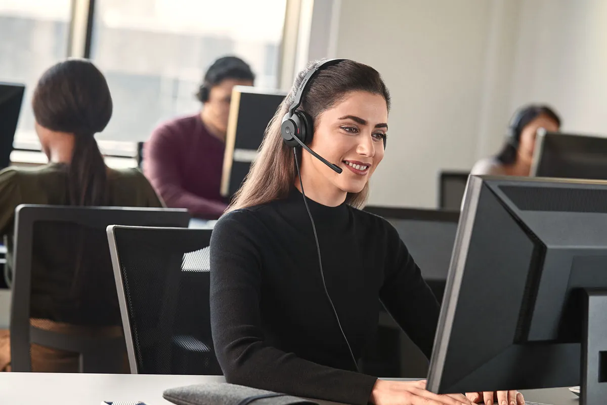 Mujer en una llamada en una oficina con los Jabra Evolve2 30 SE