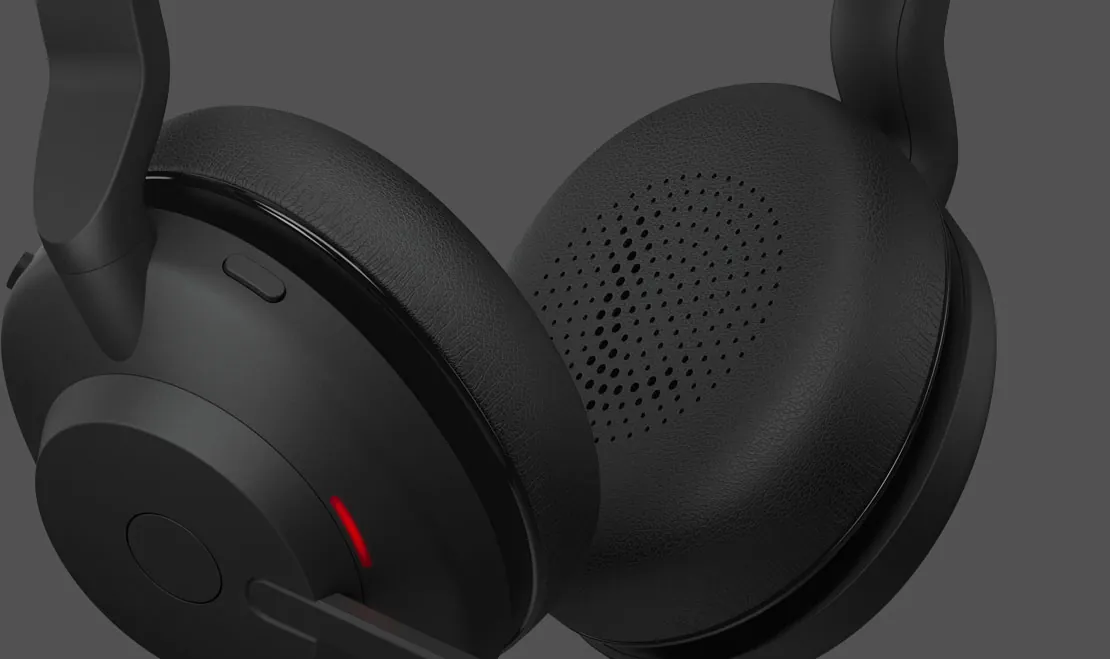 Copas del Jabra Evolve2 30 SE con la luz de ocupado encendida