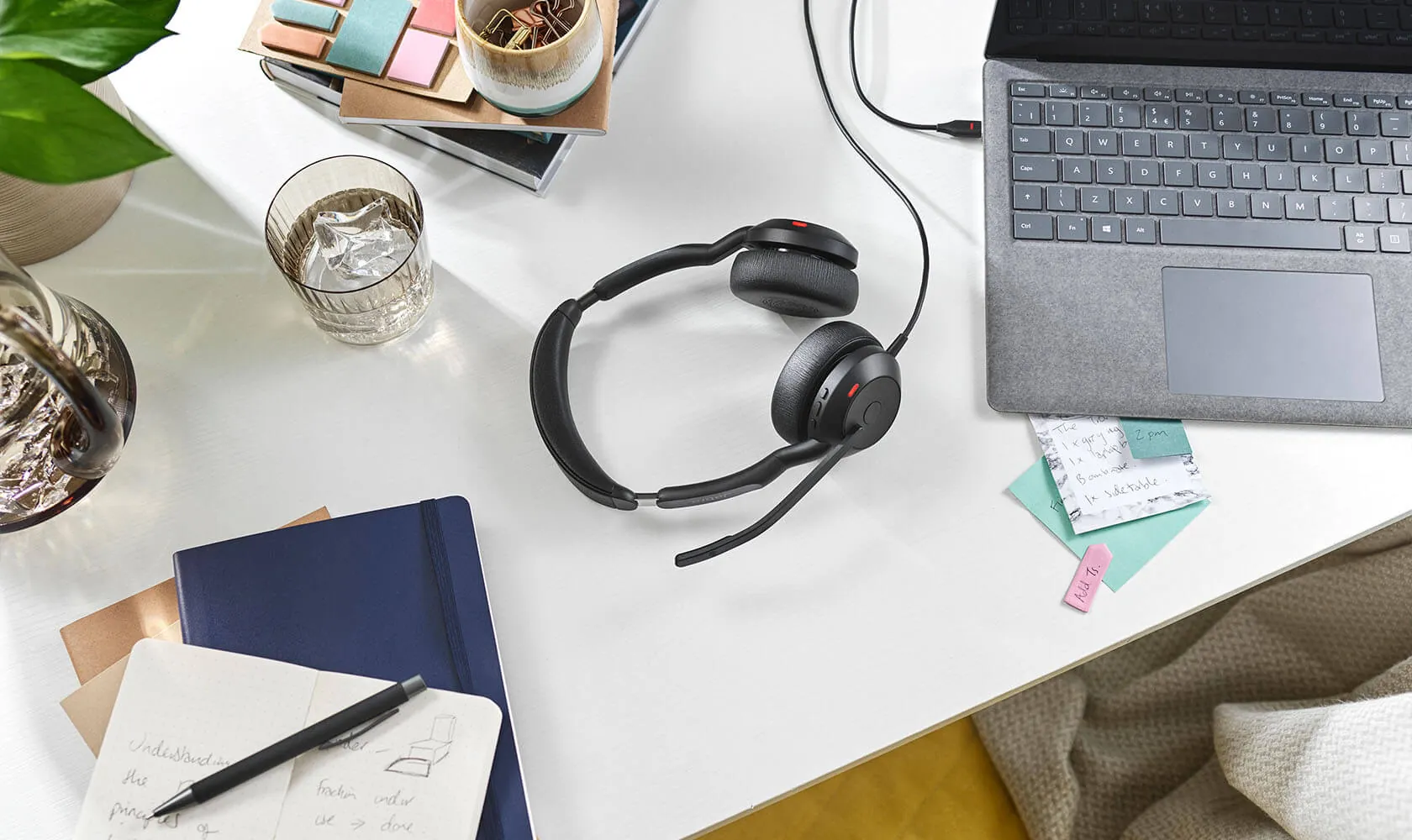 Jabra Evolve2 50 con su cable USB junto a una notebook