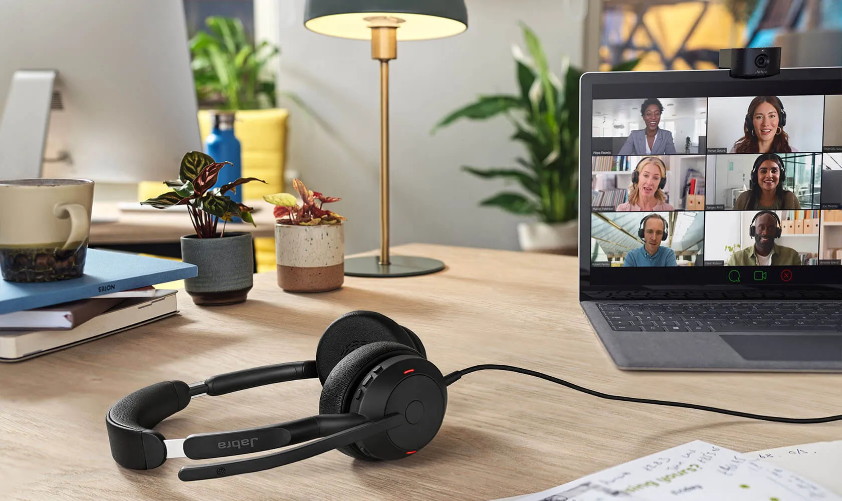 Jabra Evolve2 50 sobre un escritorio durante una videollamada