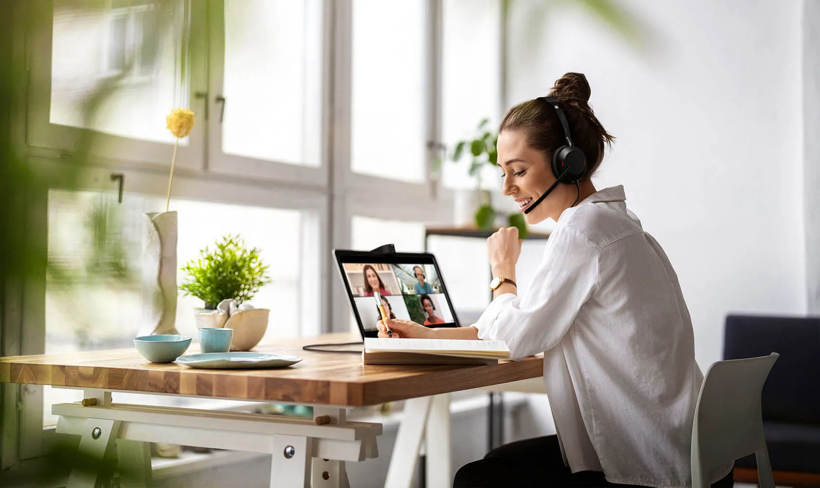 Mujer en una videollamada con los Jabra Evolve2 50