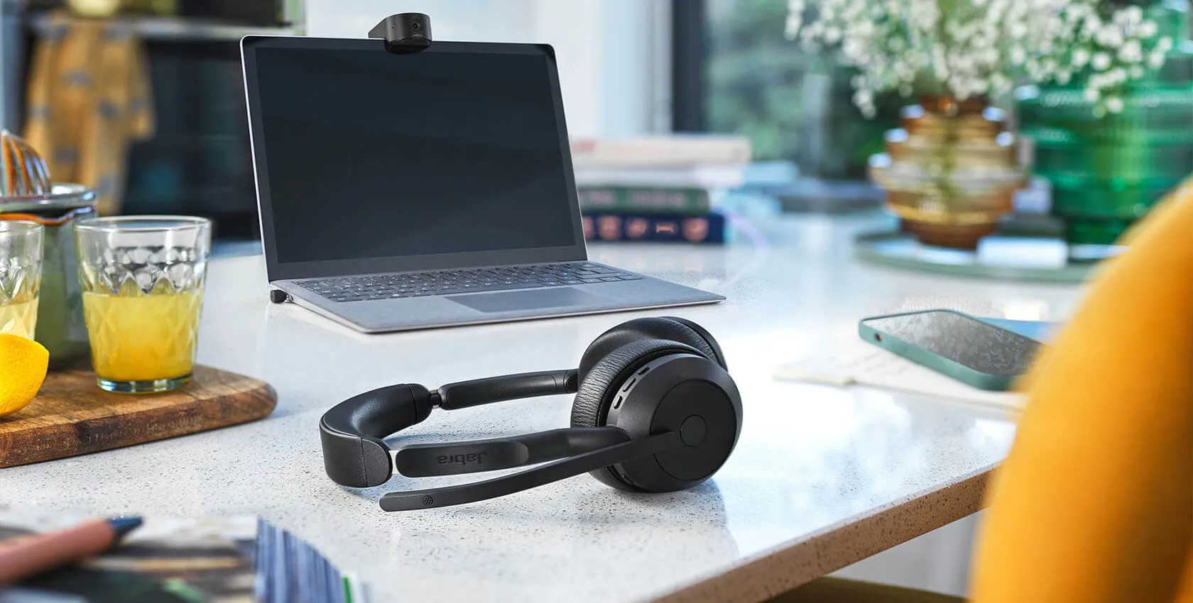 Jabra Evolve2 55 sobre una mesa junto a una notebook