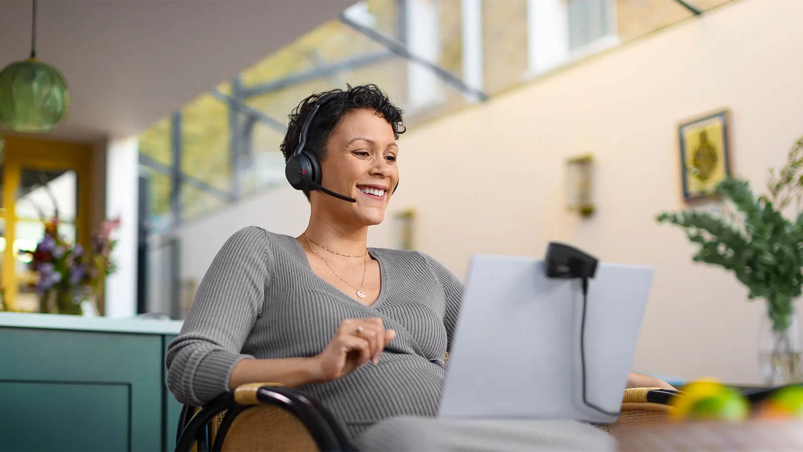 Mujer sonriendo en una videollamada con los Jabra Evolve2 55
