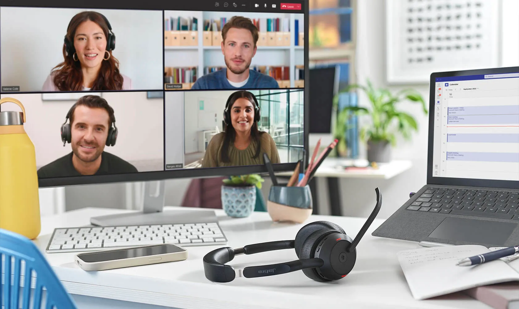 Jabra Evolve2 55 sobre un escritorio durante una videollamada