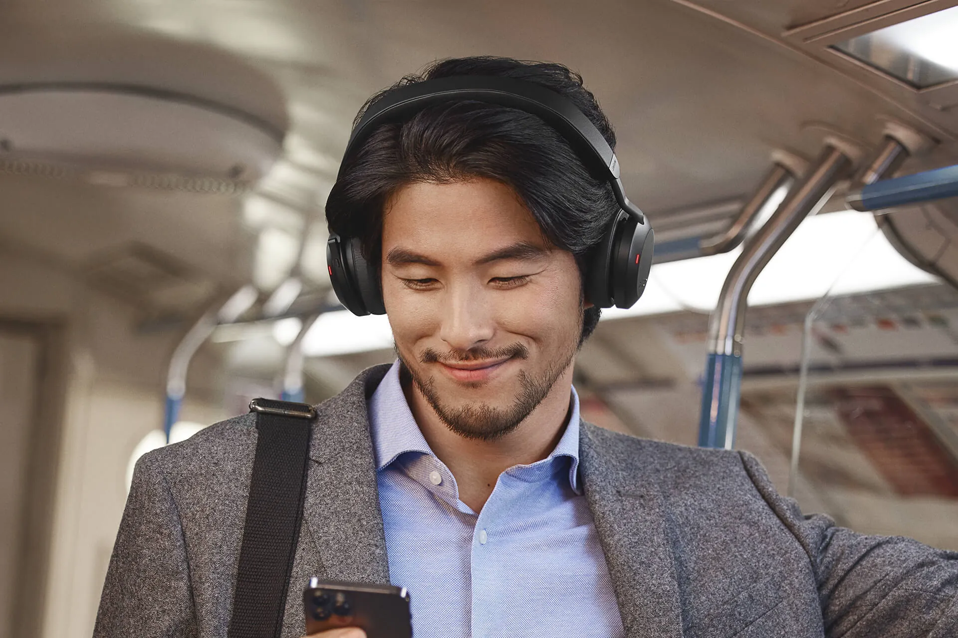 Hombre viajando en tren con el Jabra Evolve2 75